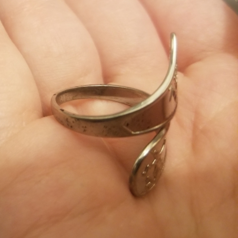 Vtg silvertone Asian-themed bypass ring - Picture 13 of 14